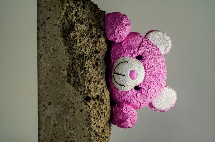 Teddy bear sculpture, concrete and resine by Amarist studio
