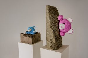 Teddy bear sculpture, concrete and resine by Amarist studio