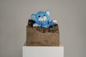 Teddy bear sculpture, concrete and resine by Amarist studio