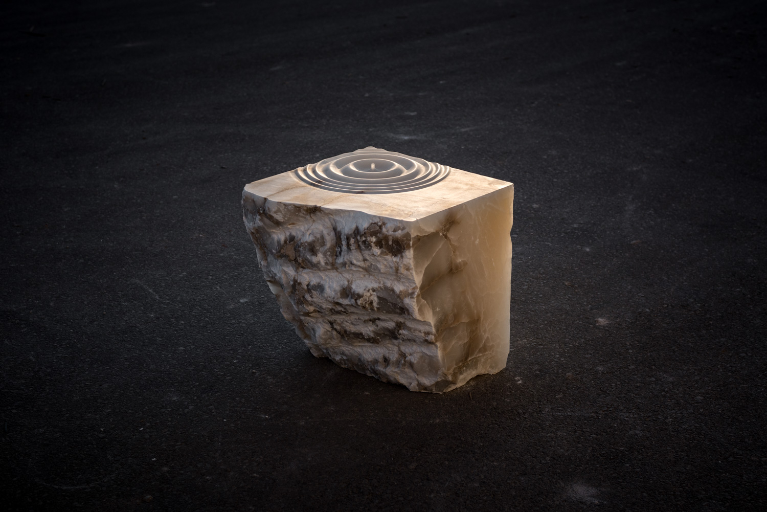 Alabaster table by Amarist sutdio