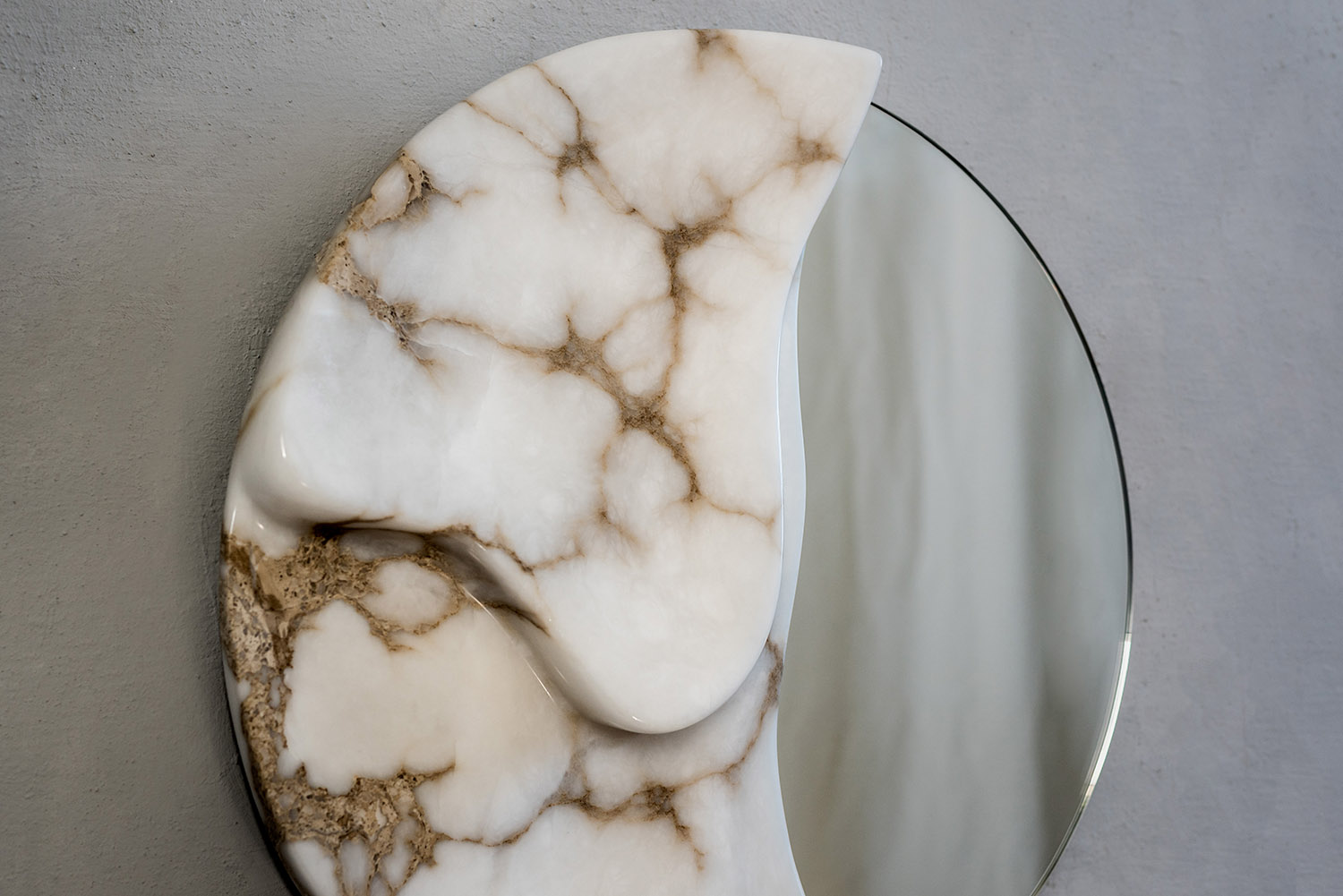 Alabaster mirror by Amarist studio