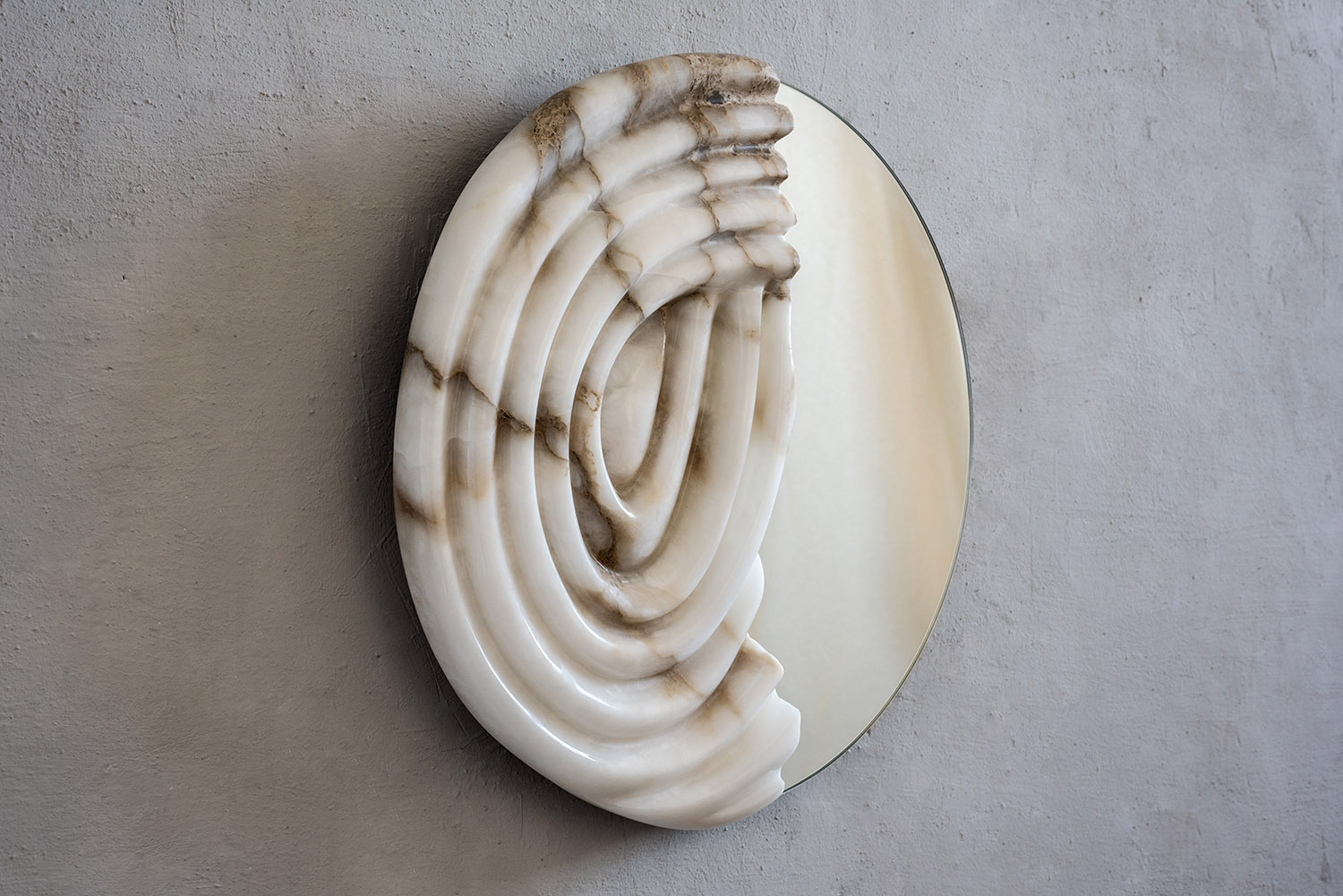 Alabaster mirror by Amarist studio