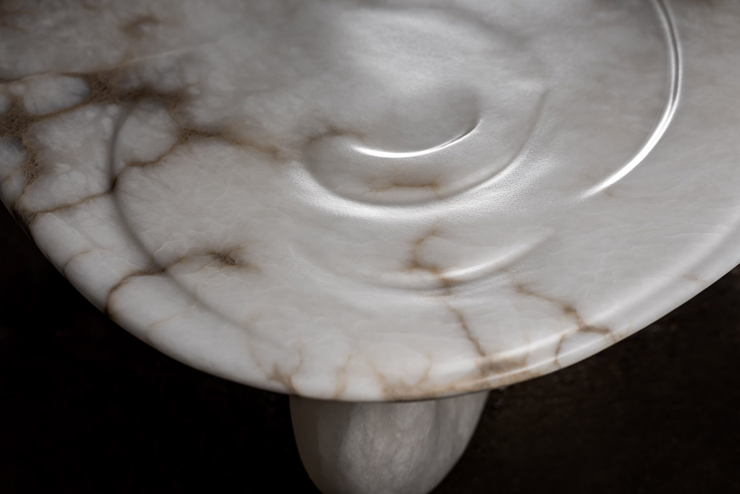 Alabaster table by Amarist