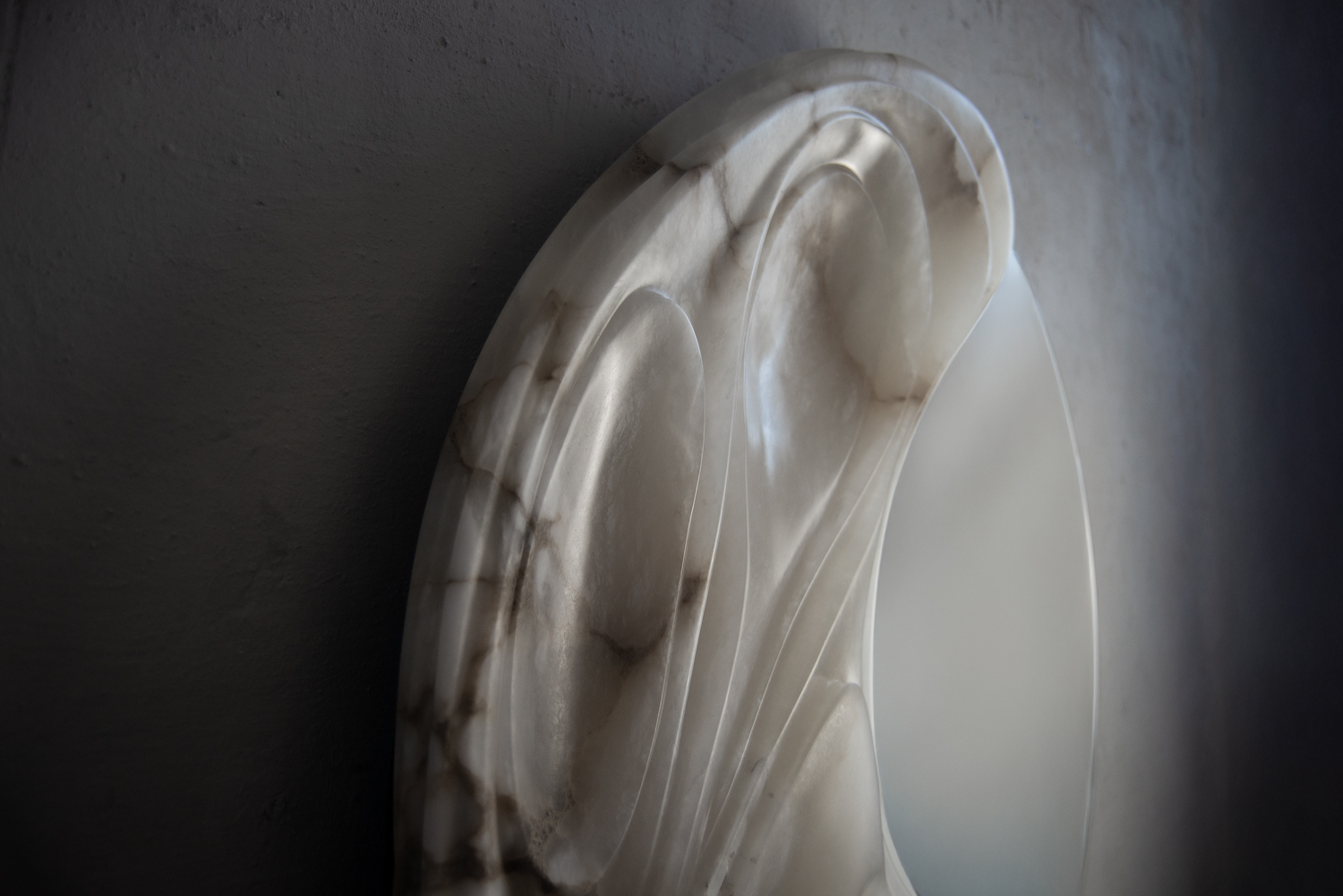 Alabaster mirror by Amarist studio